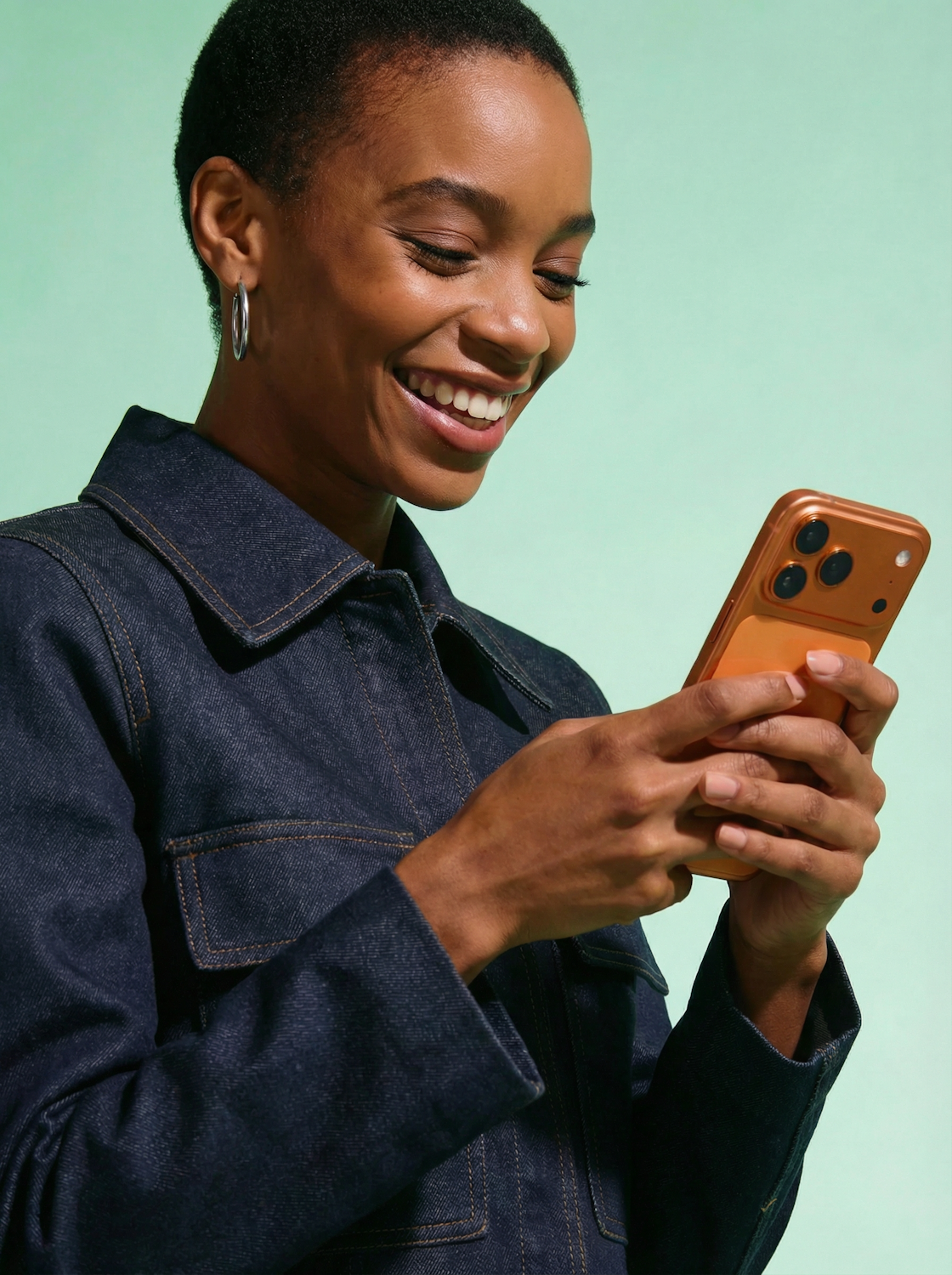 A person using a smartphone to play a memory-boosting game, demonstrating how these apps offer quick daily cognitive workouts.
