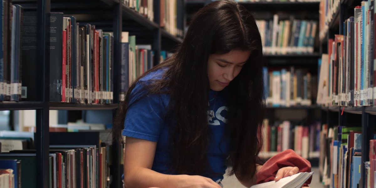 An individual intensely focused on reading, symbolizing speed reading challenges and comprehension.
