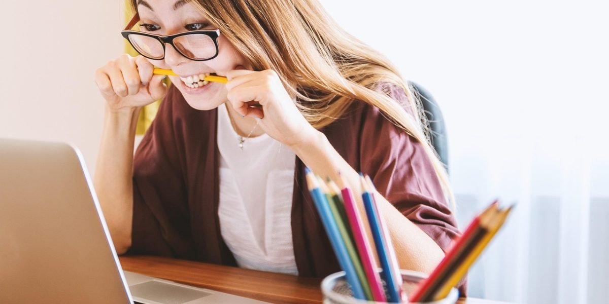 A person deeply concentrating on a learning activity, symbolizing strong attention and minimized cognitive load.