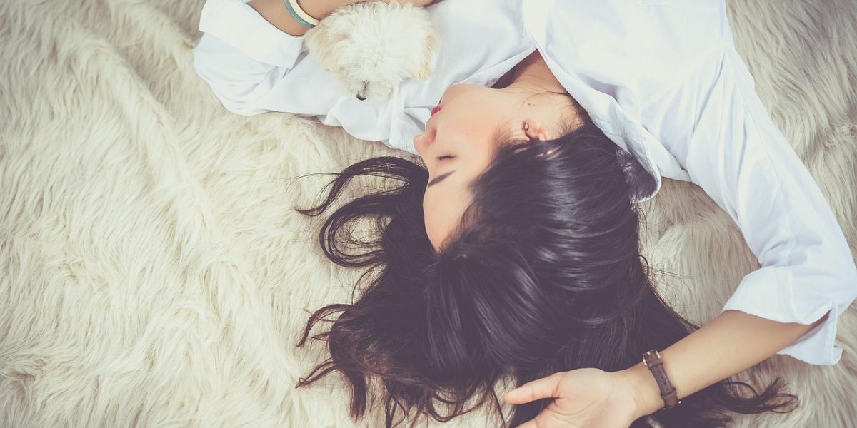 Illustrating the importance of quality sleep for brain health and memory consolidation.