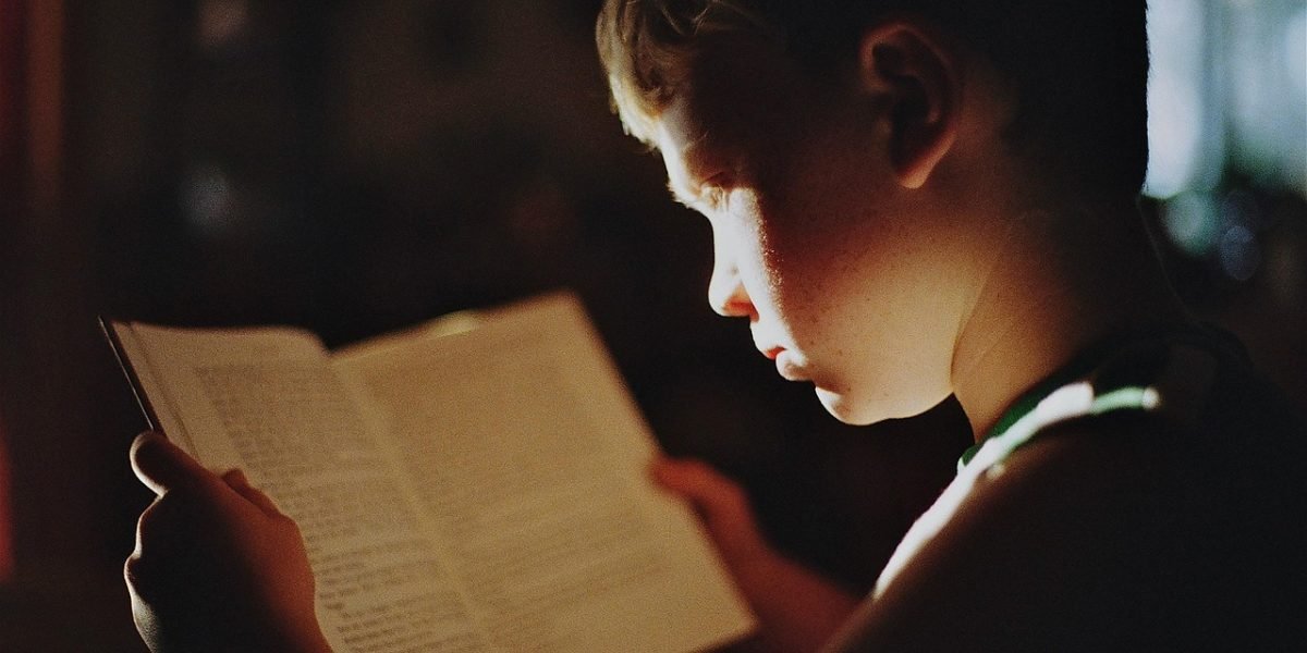 A student actively employs various study techniques, incorporating visuals, writing, and discussion to enhance learning.